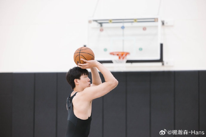 世预赛买球-休赛期训练！杨瀚森社媒晒训练照：练练练🏋🏻